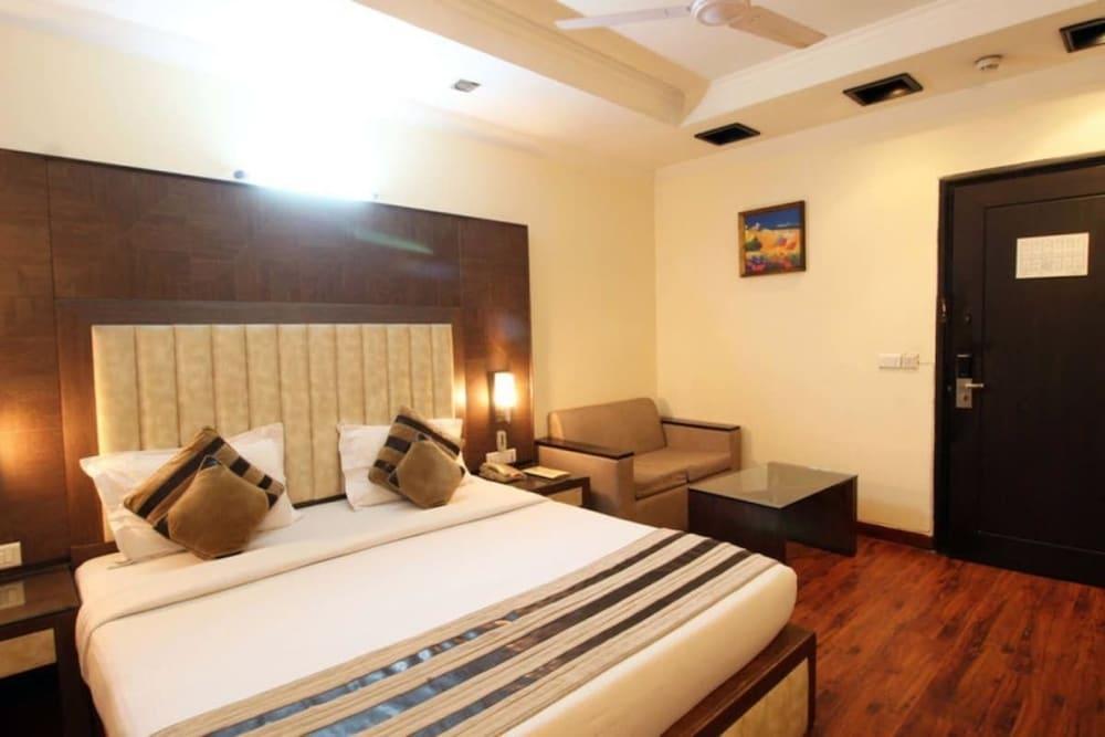 The Oakland Plaza By Orion Hotels Nuova Delhi Esterno foto