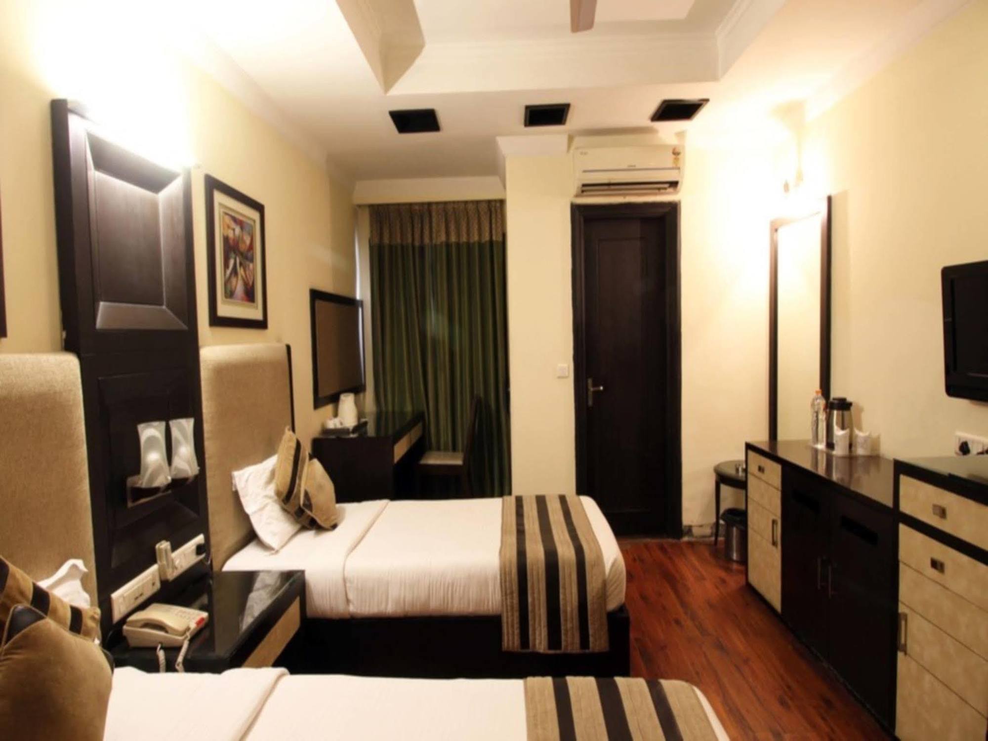 The Oakland Plaza By Orion Hotels Nuova Delhi Esterno foto